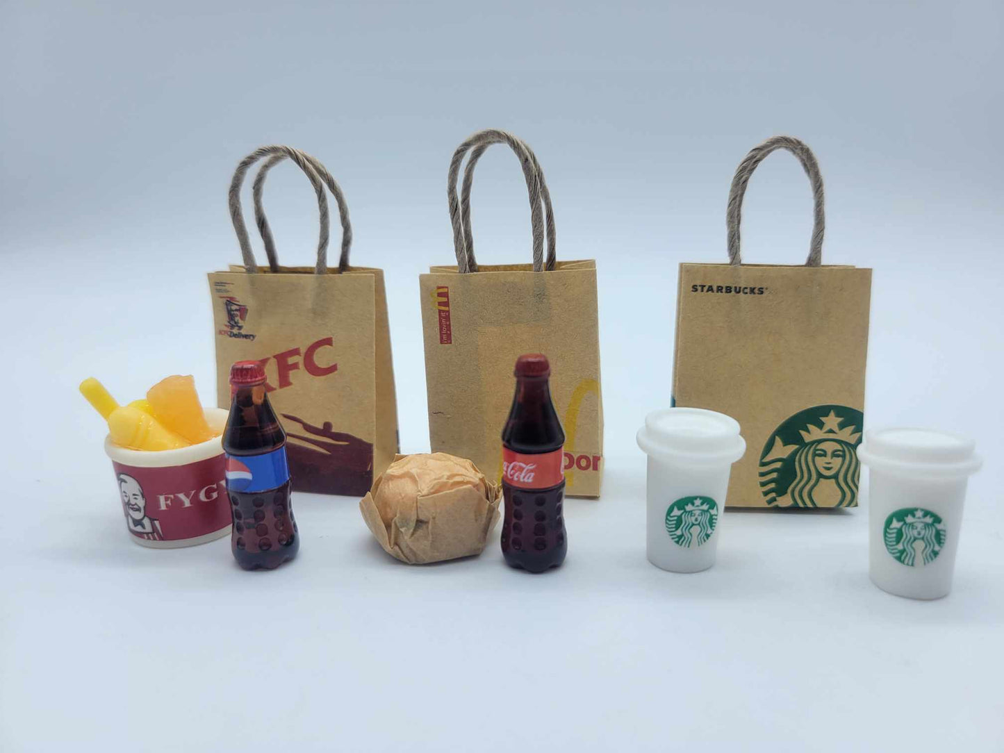 Ensemble liqueur, méga burger et sac de papier 1/10