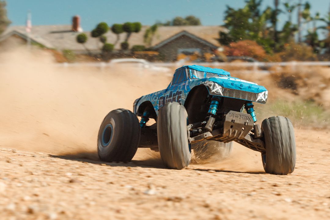 Arrma 1/8 QUAKE 4S DSC 4X4 Brushless RTR